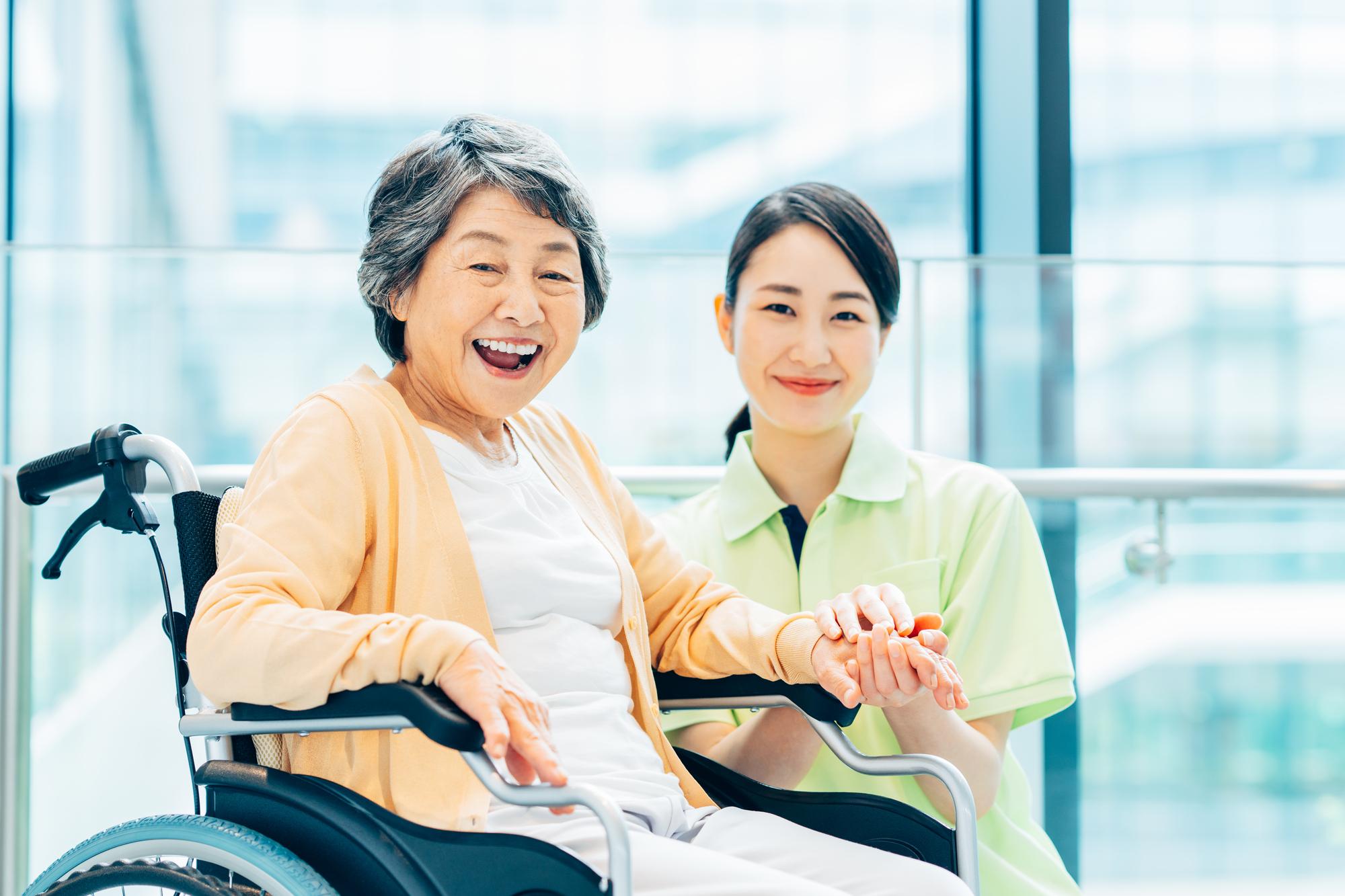 【介護職員】育休取得や家族手当ありで女性も安心！！